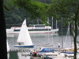 Segelboot und MS Hennesee