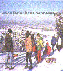 Ferien im Ferienhaus Hennesee mit Schnee und Schlitten Ferien im Ferienhaus Hennesee mit Schnee und Schlitten